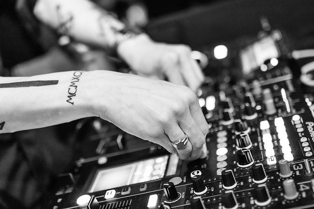 Spinnen, mixen en masteren: de essentiële dj-gear voor het creëren van je unieke sound